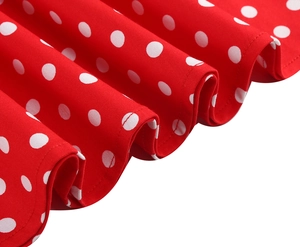 Gros plan détaillé du tissu rouge à pois blancs avec coutures d'ourlet de haute qualité