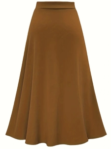 Détail de jupe mi-longue évasée marron à taille haute avec drapé fluide et tissu lisse