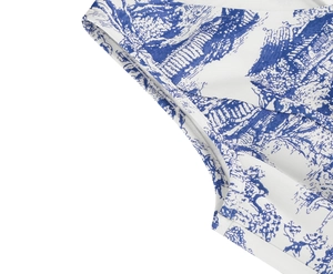 Vue détaillée du col et de l'épaule avec motif floral Toile de Jouy bleu classique