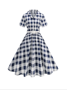 Elegante abito a camicia a quadri bianchi e blu retrò con cintura bianca e gonna a ruota