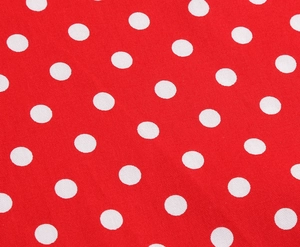 Détail de la texture du tissu rouge à pois blancs avec tissage croisé visible