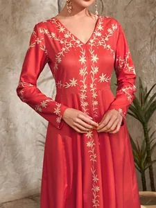 Elegante abito lungo rosso con scollo a V e maniche lunghe con ricamo floreale