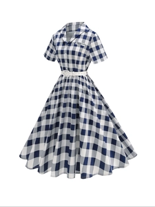 Dettaglio vestito a quadretti blu e bianchi stile anni '50 con colletto e gonna a ruota