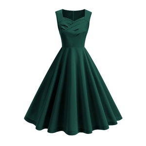 Détail de l'élégante robe vintage vert foncé avec décolleté plissé et silhouette en A