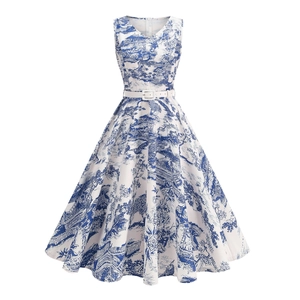 Détail de robe blanche sans manches avec imprimé paysage bleu et ceinture décorative