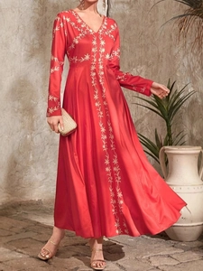 Elegante abito lungo rosso a maniche lunghe con scollo a V e ricami floreali oro