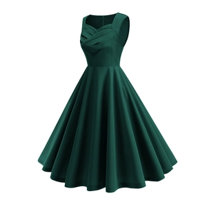 Détail de l'encolure carrée et du corsage plissé sur une robe rétro vert foncé