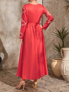 Elegante abito lungo rosso a maniche lunghe con ricami floreali e cerniera posteriore
