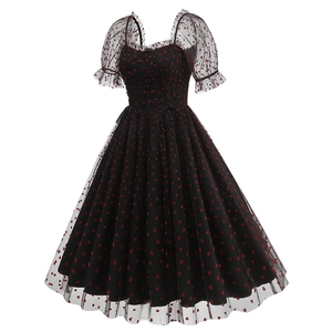 Dettaglio maniche a sbuffo e corsetto stringato su abito vintage nero a cuori