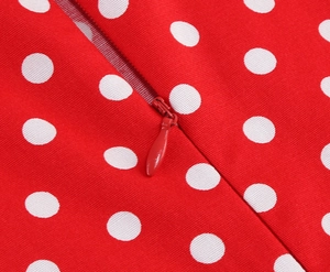 Détail d'une robe rouge à pois avec une fermeture éclair invisible de haute qualité