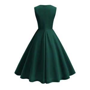 Détail d'une robe vintage sans manches vert foncé avec taille haute et fermeture éclair au dos