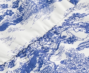 Gros plan sur tissu Toile de Jouy bleu avec détails de texture froncée de robe
