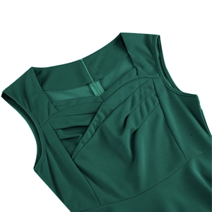 Détail du décolleté carré avec plis croisés et fermeture éclair cachée sur robe vert foncé
