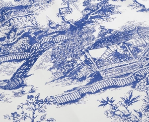Détail du motif Toile de Jouy bleu sur le tissu blanc de la robe midi sans manches