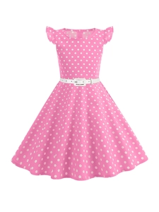 Vue détaillée d'une robe rose à pois avec manches volantes et ceinture blanche assortie