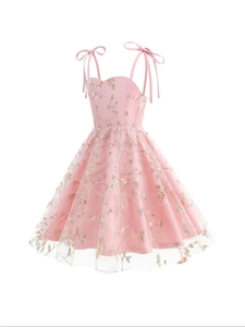 Détail de la robe rose pour fille avec broderie florale et bretelles à nœuds élégants