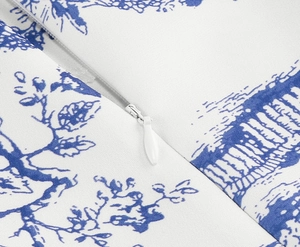 Gros plan sur la fermeture éclair invisible d'une robe blanche à motif floral Toile de Jouy