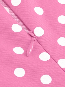 Gros plan détaillé de la fermeture éclair invisible sur la robe rose à pois et couture nette