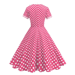 Détail du dos d'une robe midi rétro rose à pois avec revers blancs et coupe à la taille
