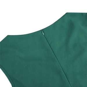 Détail de la fermeture éclair invisible sur la robe vert foncé avec des coutures soignées