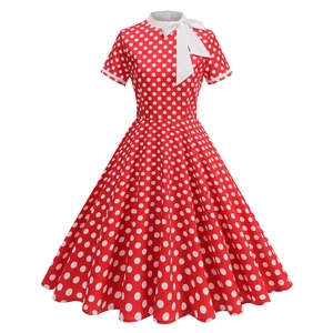 Détail de robe vintage rouge à pois des années 1950 avec nœud blanc à l'encolure
