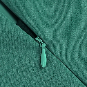 Vue détaillée d'une robe bleu canard montrant la fermeture éclair invisible et le tissu