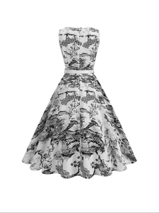 Détail d'une robe trapèze sans manches avec motif Toile de Jouy française et fine ceinture