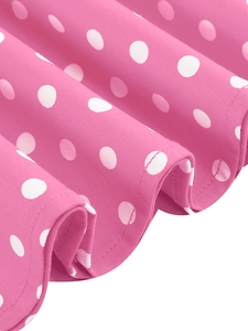 Vue détaillée du tissu rose à pois blancs avec couture d'ourlet soignée pour robes