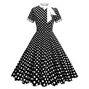 Détail d'une robe vintage à pois avec col à nœud blanc et jupe évasée de style Hepburn