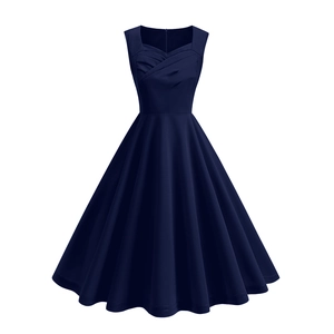 Détail d'une robe vintage sans manches bleu marine montrant l'élégant décolleté plissé