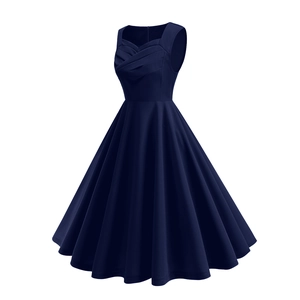 Détail de la robe vintage bleu marine avec un décolleté carré plissé élégant et raffiné