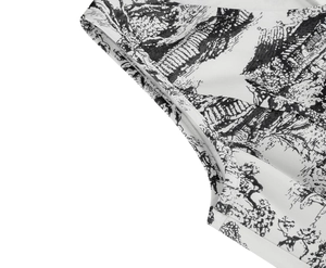 Détail macro de l'imprimé Toile de Jouy et des coutures sur une robe sans manches