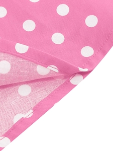 Détail du tissu à pois et des coutures de haute qualité sur la robe d'été rose pour enfant
