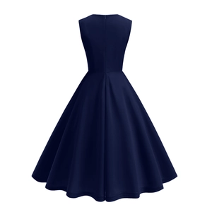 Détail du dos de la robe évasée bleu marine avec une fermeture éclair invisible