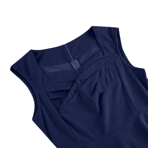 Gros plan sur l'encolure carrée et les plis de cette robe sans manches bleu marine