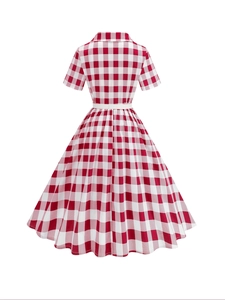 Vista posteriore di un abito vintage a quadretti rossi con cintura bianca e linea ad A