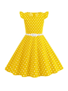 Détail de robe jaune à pois avec manches volantées et fine ceinture blanche à la taille
