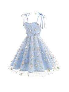 Détails d'une robe en tulle bleu clair avec broderie florale rose sophistiquée