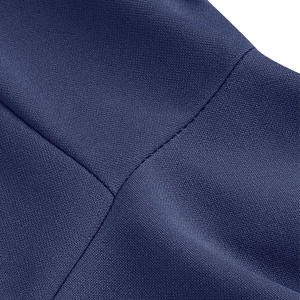 Gros plan sur la texture du tissu bleu marine avec des coutures nettes et tissage fin