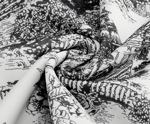 Gros plan détaillé sur l'imprimé Toile de Jouy vintage d'une robe soyeuse sans manches
