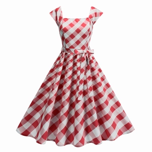 Détail d'une robe vintage vichy rouge et blanc avec encolure carrée et ceinture