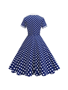 Vue arrière d'une robe vintage style Audrey Hepburn bleu marine à pois blancs avec jupe évasée