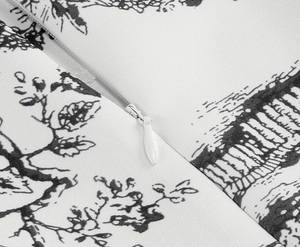 Détail macro de la fermeture éclair invisible sur une robe sans manches à fleurs rétro