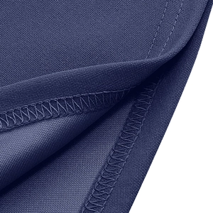 Détail montrant la couture surjet de haute qualité et la texture du tissu bleu marine