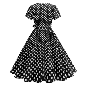 Vista posteriore di un abito retrò a pois con un elegante orlo ampio e svasato