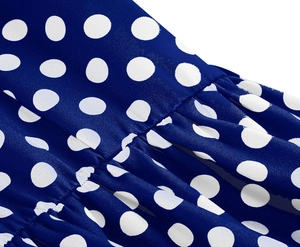 Détail de la robe bleue à pois montrant les coutures à volants et le tissu tissé léger