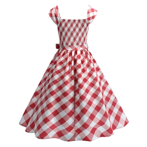 Détail du bustier smocké à carreaux vichy rouge et blanc avec son encolure carrée