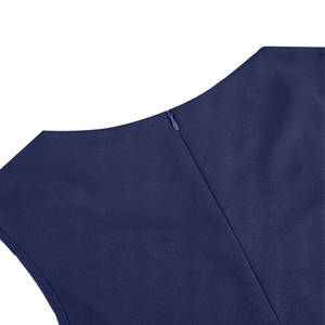 Détail de la robe élégante à col carré avec une fermeture éclair invisible au dos bleu