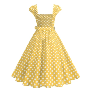 Détail de la robe jaune à pois avec bustier froncé et encolure carrée rétro