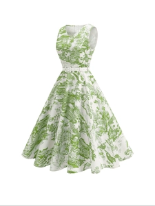 Détail d'une robe fleurie vintage sans manches avec ceinture blanche et jupe ligne A chic